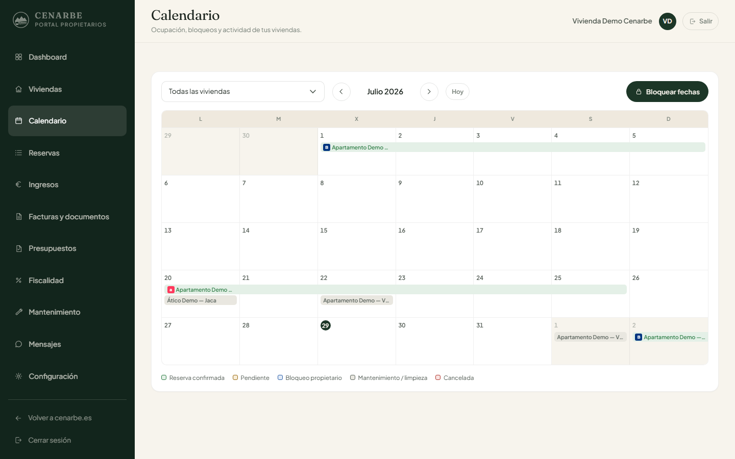 Calendario mensual del portal con reservas confirmadas, bloqueos del propietario y mantenimientos.