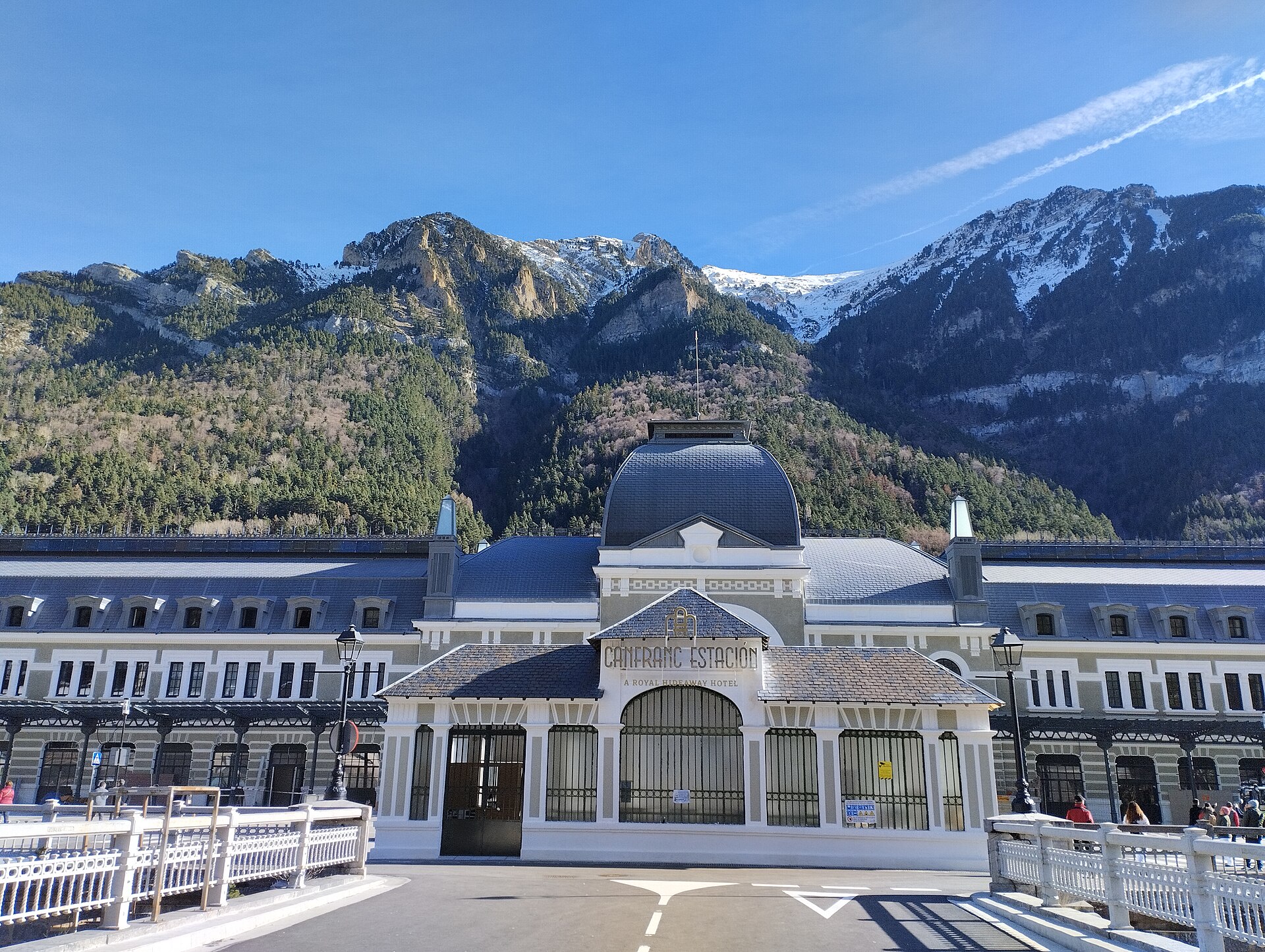 Estación Internacional de Canfranc y núcleo de Canfranc-Estación entre montañas
