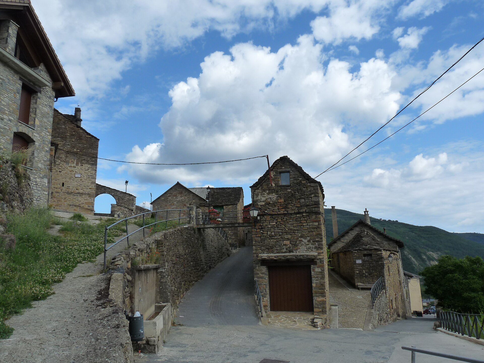 Castiello de Jaca, pueblo del Valle del Aragón junto al río Aragón